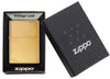 Vooraanzicht Zippo aansteker Vintage Brass Brushed met decoratieve schuine strepen op beide hoeken in open geschenkdoos