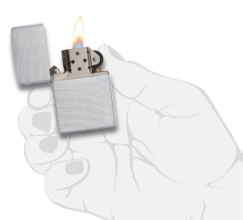 Zippo Aansteker Basismodel Geborsteld Chroom Geopend met Vlam in Gestileerde Hand