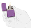 Vooraanzicht Zippo aansteker Abyss Purple glanzend open met vlam in gestileerde hand