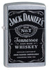 Vooraanzicht 3/4 hoek Zippo-aansteker chroom met zwart Jack Daniel's-logo 