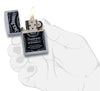 Zippo-aansteker chroom met zwart Jack Daniel's-logo open met vlam in handpalm