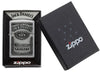 Vooraanzicht Zippo-aansteker High Polish Chrome met Jack Daniel's embleem in open geschenkverpakking