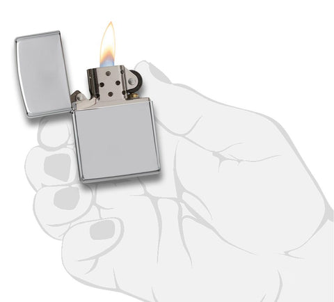 Vooraanzicht Zippo aansteker High Polish Chrome basismodel geopend met vlam in gestileerde hand