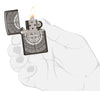 Vooraanzicht Zippo aansteker Black Ice met kompas geopend met vlam in gestileerde hand