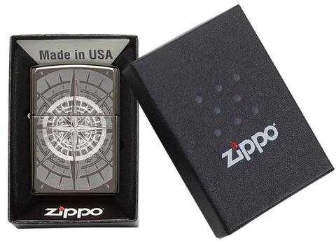 Vooraanzicht Zippo aansteker Black Ice met kompas in open geschenkverpakking