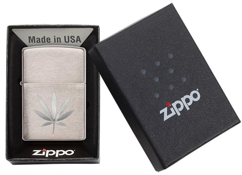 Zippo-aansteker geborsteld chroom hennepblad gegraveerd in open kartonnen doos