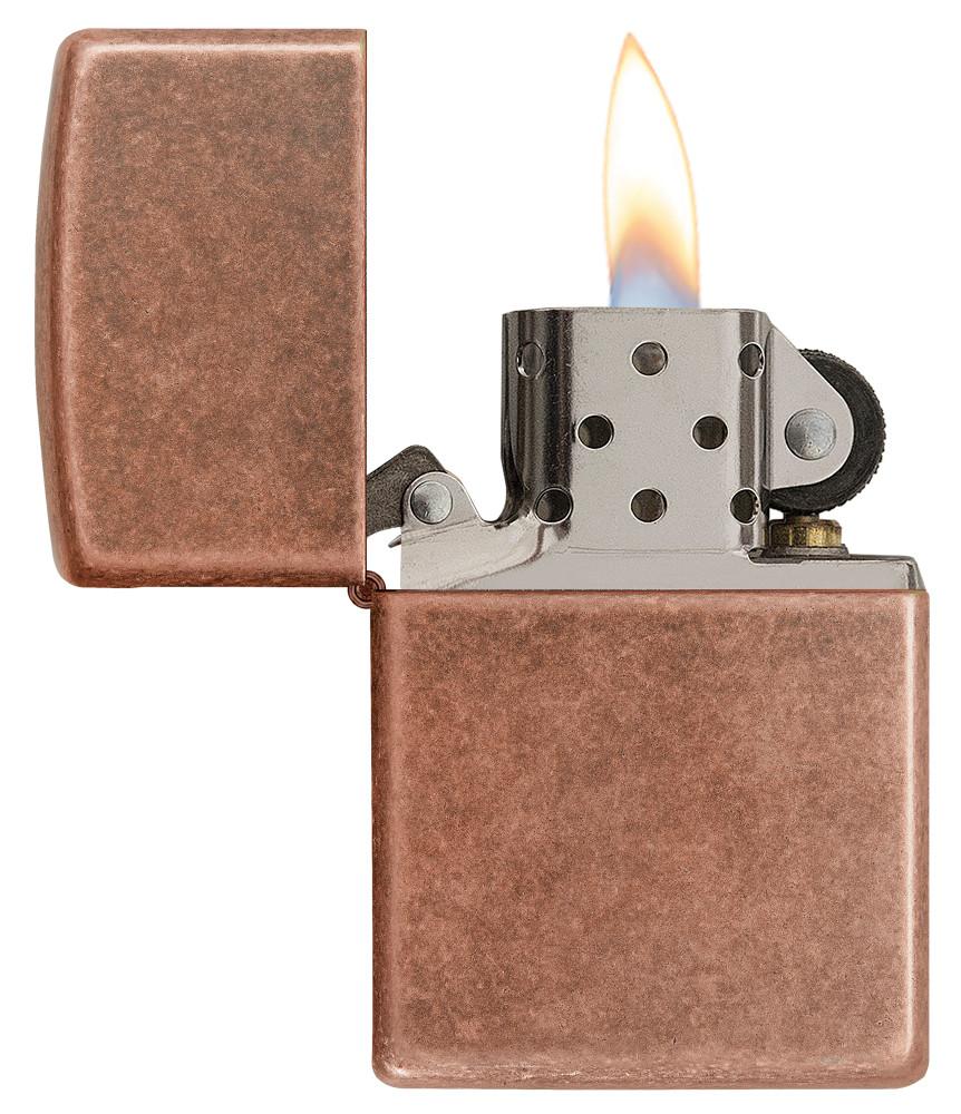 Vooraanzicht Zippo Aansteker Antiek Koper en Messing Geopend met Vlam