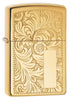 Vooraanzicht 3/4 hoek Zippo-aansteker High Polish Brass met Venetiaans ontwerp en initiaalplaatje