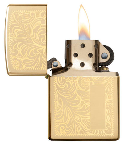 Vooraanzicht Zippo-aansteker High Polish Brass met Venetiaans ontwerp en initiaalplaatje open met vlam