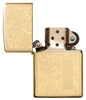 Vooraanzicht Zippo-aansteker High Polish Brass met Venetiaans ontwerp en initiaalplaatje open