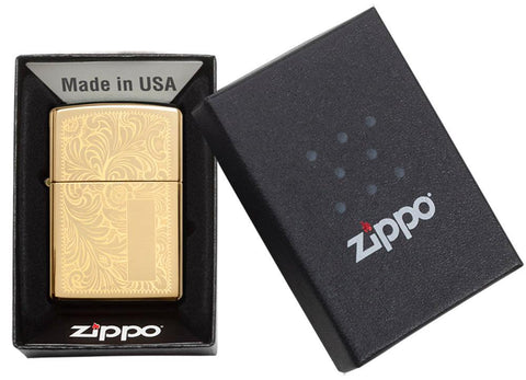 Vooraanzicht Zippo-aansteker High Polish Brass met Venetiaans ontwerp en initiaalplaatje in open verpakking
