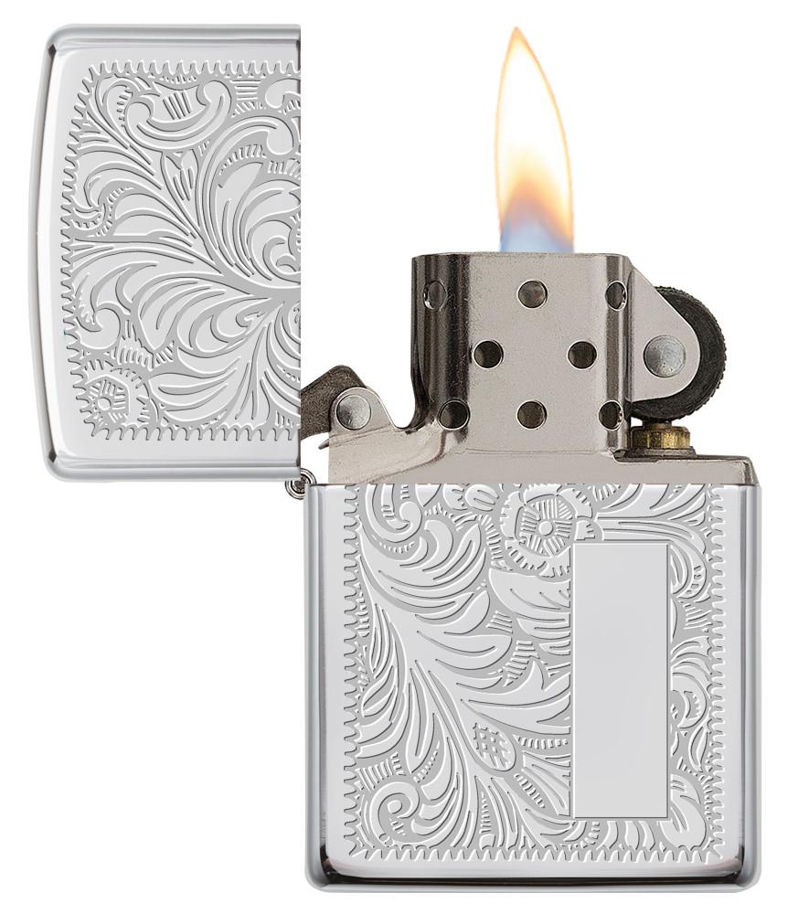 Vooraanzicht Zippo-aansteker High Polish Chrome met Venetiaans ontwerp open met initiaalplaatje open met vlam