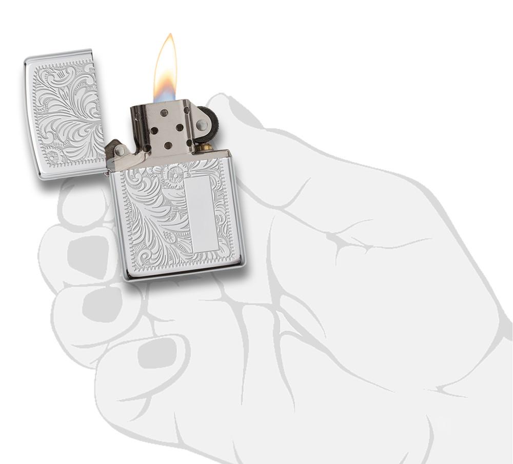 Vooraanzicht Zippo-aansteker High Polish Chrome met Venetiaans ontwerp open met initiaalplaatje open met vlam in handpalm