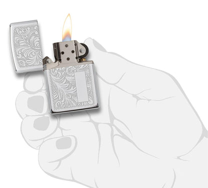 Vooraanzicht Zippo-aansteker High Polish Chrome met Venetiaans ontwerp open met initiaalplaatje open met vlam in handpalm