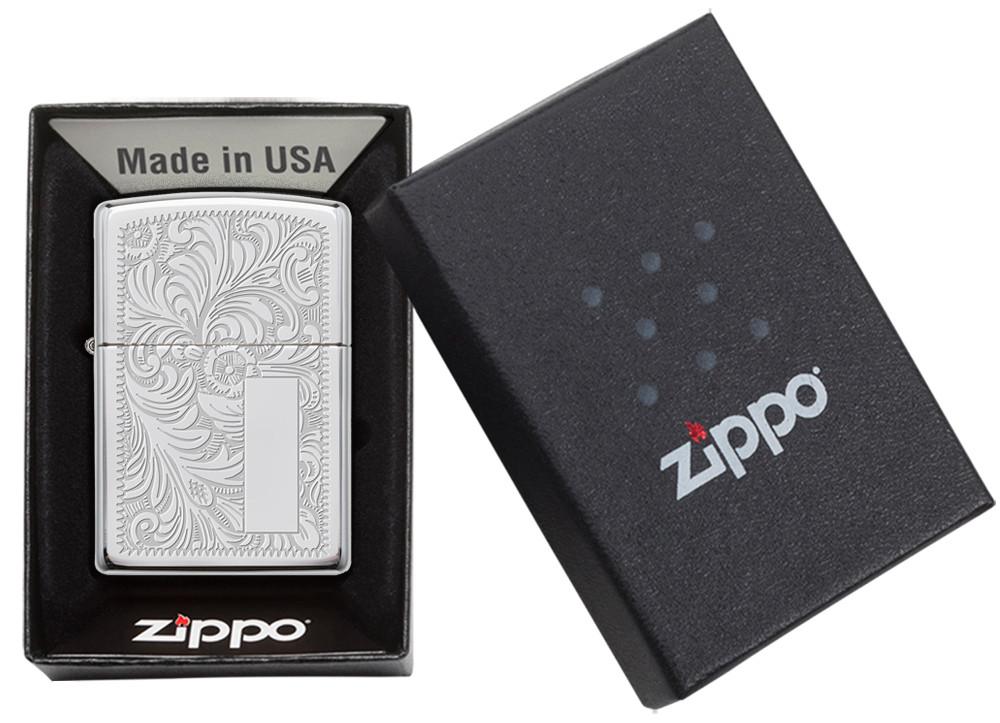 Vooraanzicht Zippo-aansteker High Polish Chrome met Venetiaans ontwerp open met initiaalplaatje in open geschenkverpakking