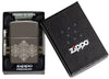 Zippo Feuerzeug Frontansicht Black Ice® geöffnet und angezündet mit 360° Gravur von Zippo Flammen und Logo in Zigarrenband Design in offener Geschenkverpackung