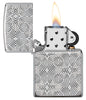 Zippo Feuerzeug Frontansicht Armor® hochglanzverchromt geöffnet und angezündet mit tief eingravierten Linien