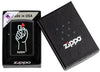 Zippo Feuerzeug Frontansicht schwarz matt geöffnet und angezündet mit Abbildung von Zippo Feuerzeug in einer Hand und Zippo Logo in offener Box mit Schwarzlicht Notiz