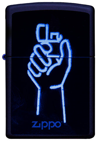 Zippo Feuerzeug Nachtansicht ¾ Winkel schwarz matt mit im dunkel leuchtender Abbildung von Zippo Feuerzeug in einer Hand und Zippo Logo