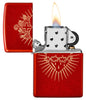 Zippo Feuerzeug Frontansicht Metallic Rot geöffnet und angezündet mit dem Heiligsten Herzens Jesu eingraviert
