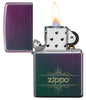 Zippo Feuerzeug Frontansicht Iridescent Matte geöffnet und angezündet in grün blau lila mit verschnörkeltem Zippo Logo