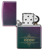 Zippo Feuerzeug Frontansicht Iridescent Matte geöffnet in grün blau lila mit verschnörkeltem Zippo Logo