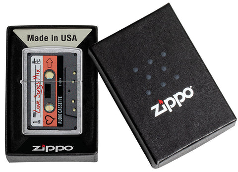 Zippo Feuerzeug Frontansicht Kassetten Mixtape mit Aufschrift Love Songs Mix und Herz in geöffneter schwarzer Geschenkbox