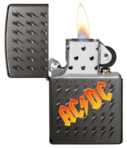 Vooraanzicht Black Ice Zippo-aansteker met AC/DC-logo en kleine gegraveerde bliksemschichten open met vlam