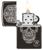 Zippo-aansteker doodshoofd van gegraveerde krullen open met vlam