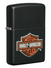 Vooraanzicht 3/4 hoek Zippo Aansteker Harley-Davidson® Zwart Mat met Textuur Print Logo Alleen online