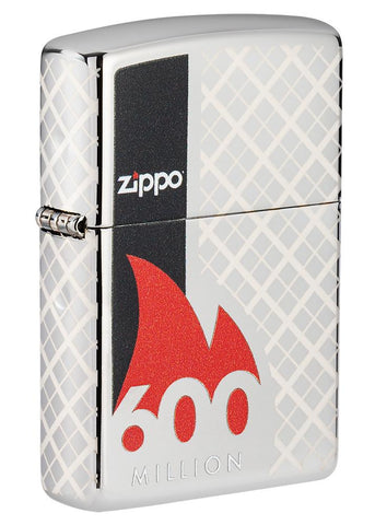 Zippo aansteker 600 Miljoen vooraanzicht ¾ hoek in hoog gepolijst chroom optiek met 360° lasergravure met aanstekernaam omringd door een rode vlam en met een zwarte balk aan de zijkant.