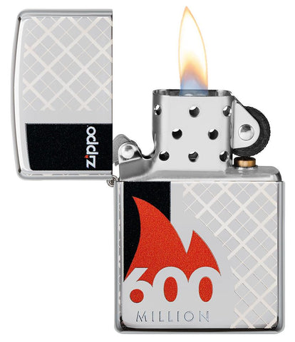 Zippo aansteker 600 Miljoen vooraanzicht geopend en aangestoken in hoog gepolijst chroom optiek met 360° lasergravure met aanstekernaam omgeven door een rode vlam en met een zwarte balk aan de zijkant