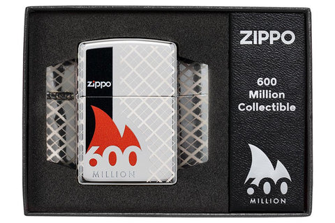 Zippo Aansteker 600 Miljoen vooraanzicht in hoogglans chroom optiek met 360° lasergravure met aanstekernaam omringd door een rode vlam en met een zwarte balk aan de zijkant in exclusieve geschenkverpakking