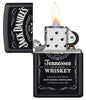 Vooraanzicht Zippo-aansteker zwart mat met Jack Daniel's-logo open met vlam 