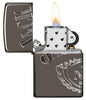 Zippo-aansteker grijs glanzend met Jack Daniel's-logo over drie zijden open met vlam