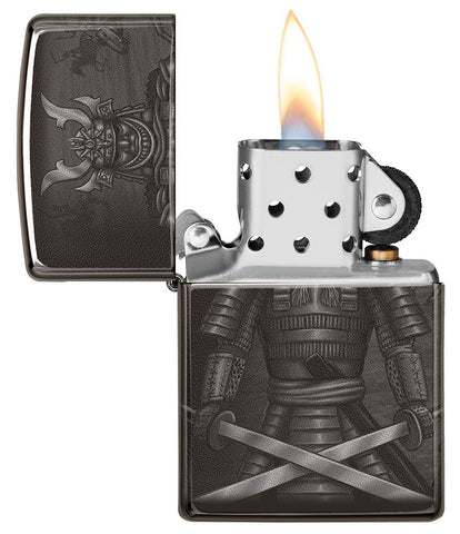 Vooraanzicht Zippo-aansteker zwart glanzend met samoeraikrijger met gekruiste zwaarden open met vlam