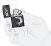Zippo Aansteker James Bond 007 zwart mat met logo als textuurprint Online Only geopend met vlam in gestileerde hand