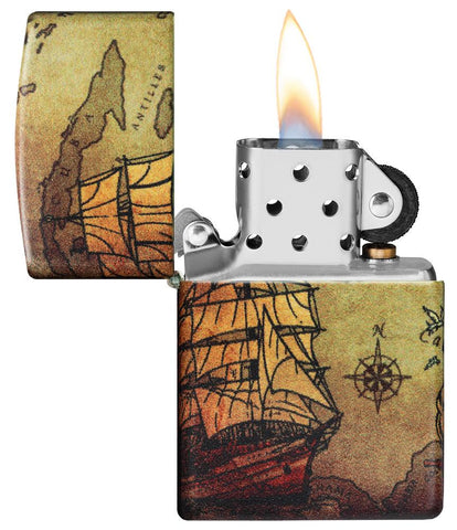 Vooraanzicht Zippo-aansteker White Matte 540° Color Image met piratenkaart en schip open met vlam