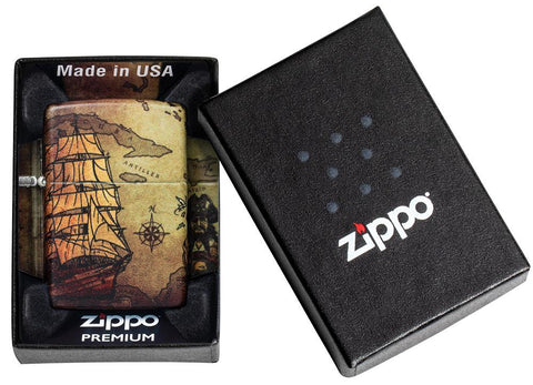 Vooraanzicht Zippo-aansteker White Matte 540° Color Image met piratenkaart en schip in open geschenkverpakking