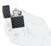 Vooraanzicht Zippo-aansteker White Matte met 540° Color Image en rechthoekige tegels als patroon open met vlam in handpalm