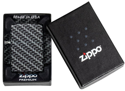 Vooraanzicht Zippo-aansteker White Matte met 540° Color Image en rechthoekige tegels als patroon in open geschenkverpakking