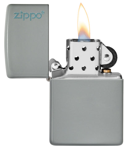 Zippo aansteker Flat Grey basismodel mat grijs met Zippo logo geopend met vlam