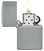 Zippo aansteker Flat Grey basismodel mat grijs met Zippo logo geopend met vlam
