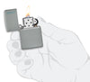 Zippo aansteker Flat Grey basismodel mat grijs met Zippo logo geopend met vlam in gestileerde hand