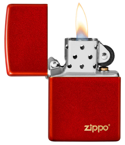 Zippo Aansteker Metallic Rood Gegraveerd met Zippo Logo Geopend met Vlam