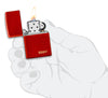 Zippo Aansteker Metallic Rood Gegraveerd met Zippo Logo Geopend met Vlam in Gestileerde Hand