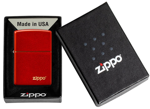 Zippo aansteker metallic rood gegraveerd met Zippo logo in geopende verpakking