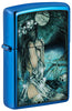 Zippo aansteker vooraanzicht ¾ hoek glanzend blauw in mystiek landschap met licht geklede dame aan het meer omringd door doodshoofden zowel als kraaien