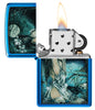 Zippo aansteker glanzend blauw in mystiek landschap met licht geklede dame aan het meer omringd door schedels en kraaien geopend met vlam