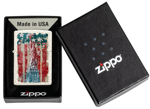 Zippo Feuerzeug Frontansicht Mercury Glass mit farbiger Abbildung der Freiheitsstatue und amerikanische Flagge im Hintergrund in geöffneter Geschenkverpackung